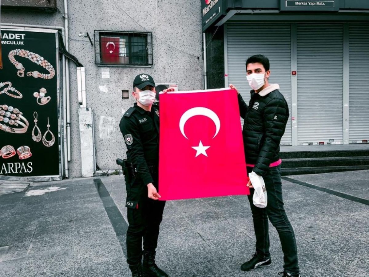 23 Nisan için İstanbul'da 100 bin bayrak dağıtıldı
