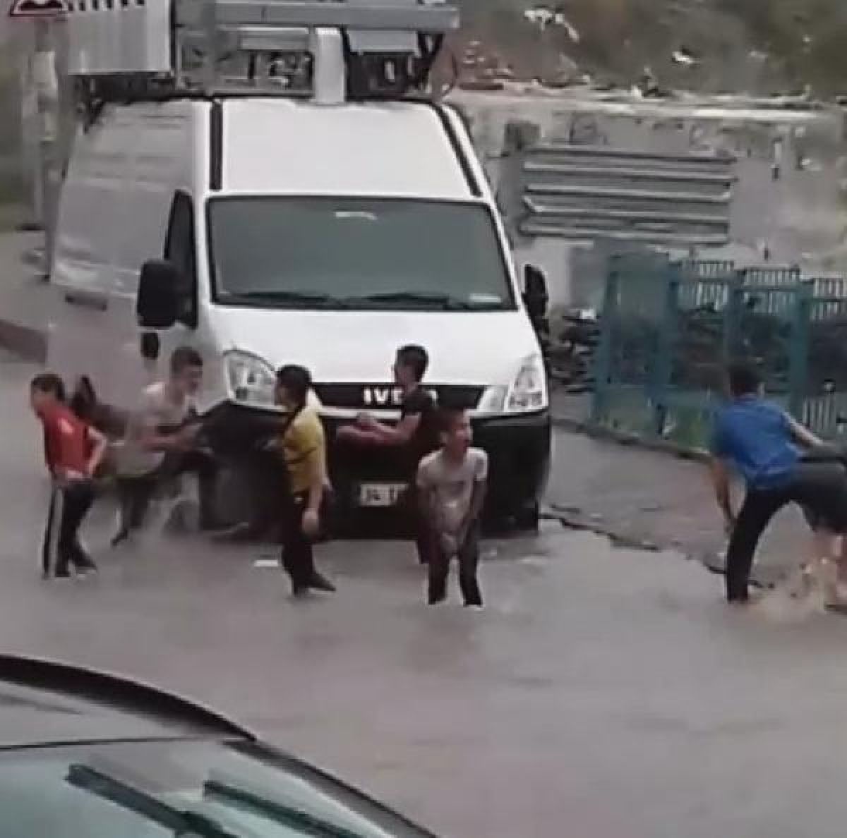 Arnavutköy'de çocuklar yağmurun tadını böyle çıkardı -9