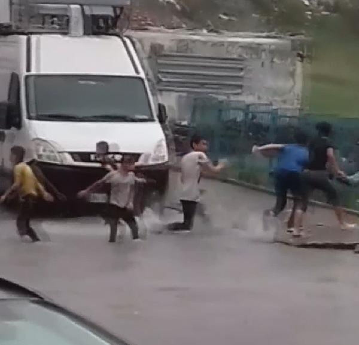Arnavutköy'de çocuklar yağmurun tadını böyle çıkardı -10