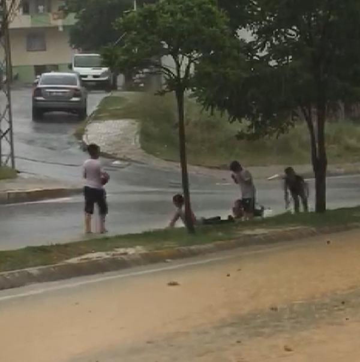 Arnavutköy'de çocuklar yağmurun tadını böyle çıkardı -5