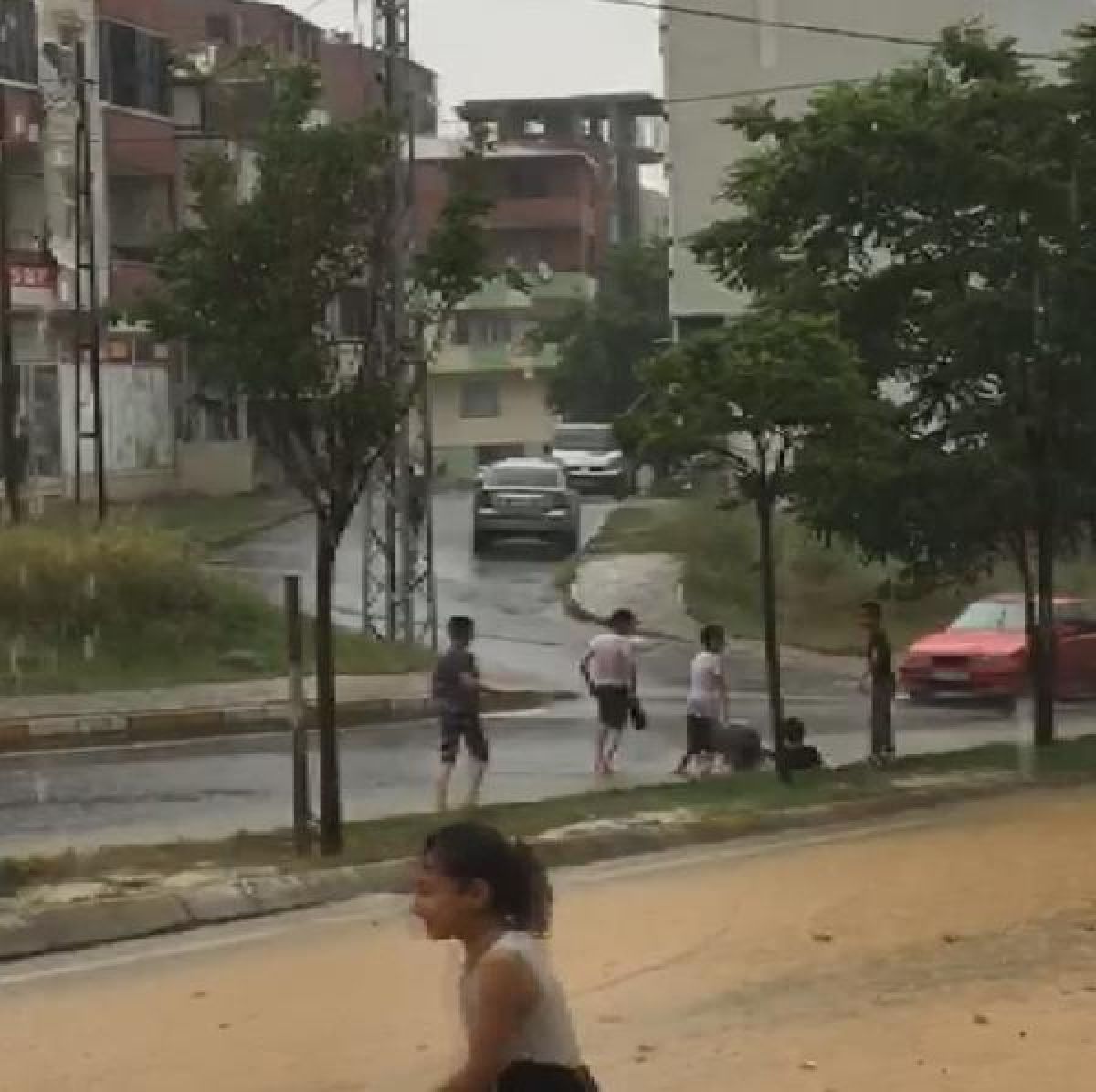 Arnavutköy'de çocuklar yağmurun tadını böyle çıkardı -3