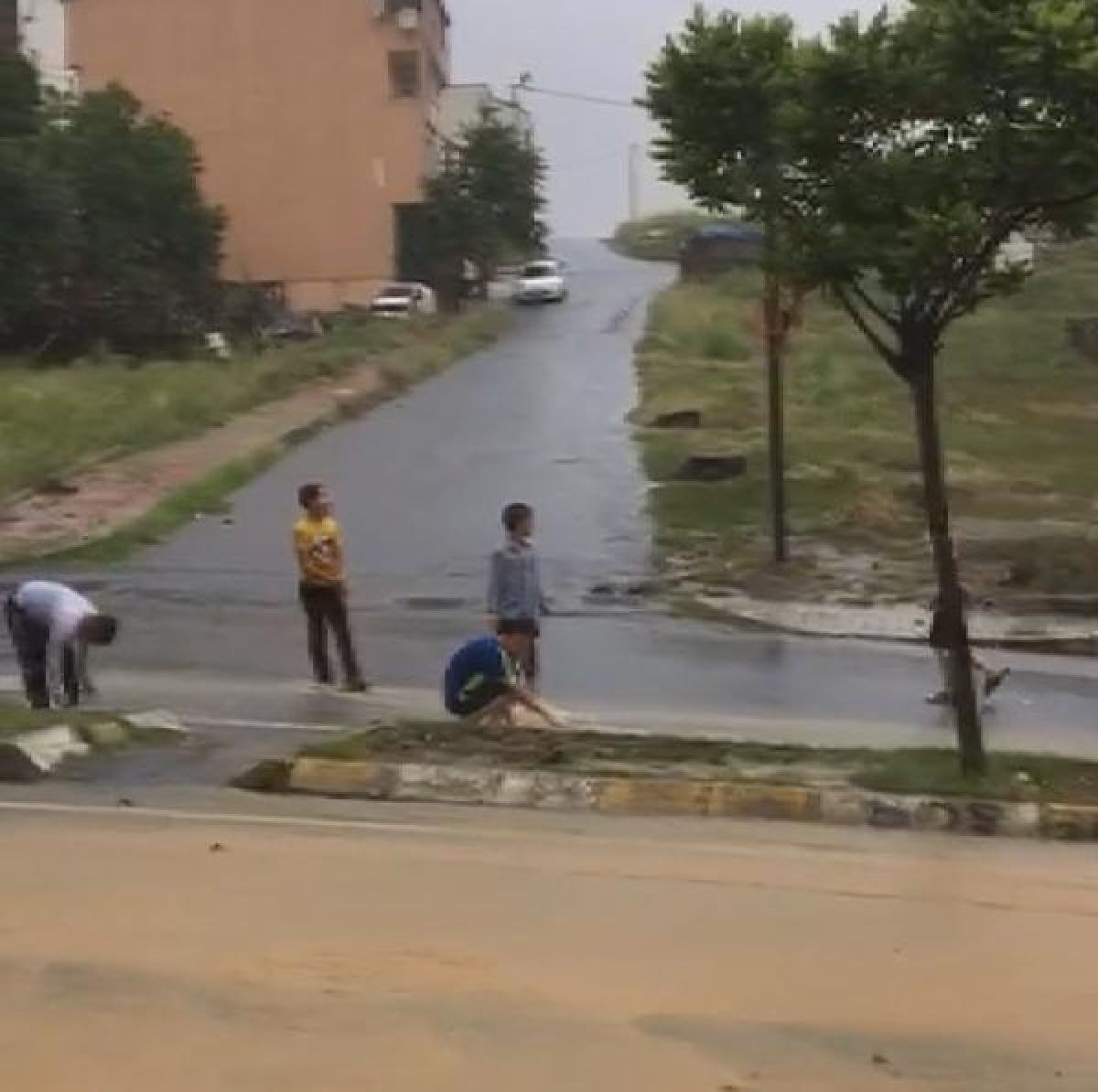 Arnavutköy'de çocuklar yağmurun tadını böyle çıkardı -4