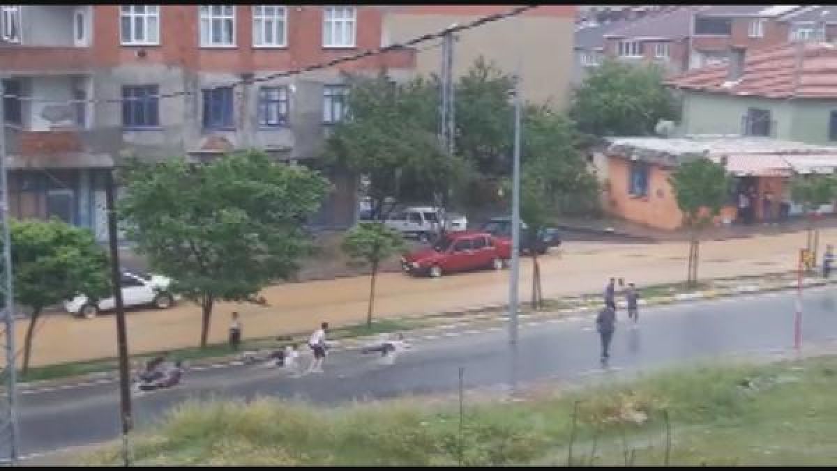 Arnavutköy'de çocuklar yağmurun tadını böyle çıkardı -1