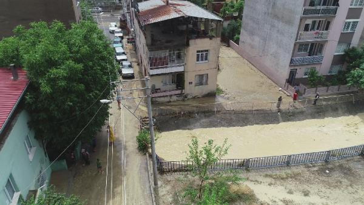 İzmir'de sağanak sonrası yollar göle döndü #13