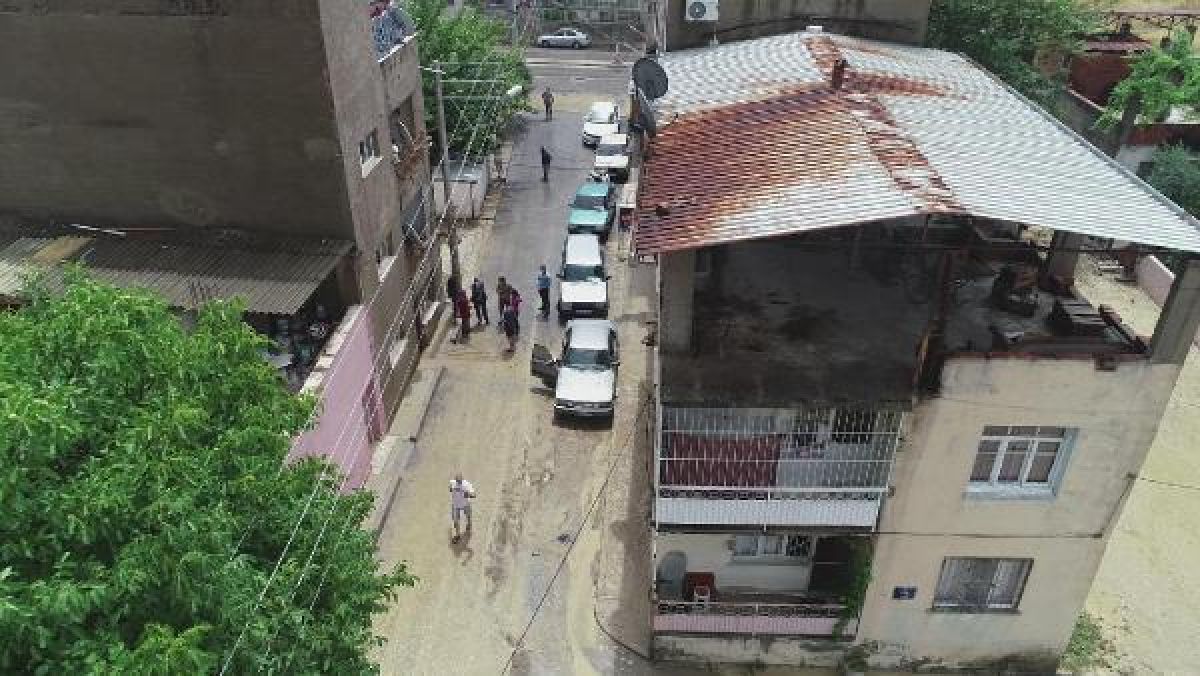 İzmir'de sağanak sonrası yollar göle döndü #12