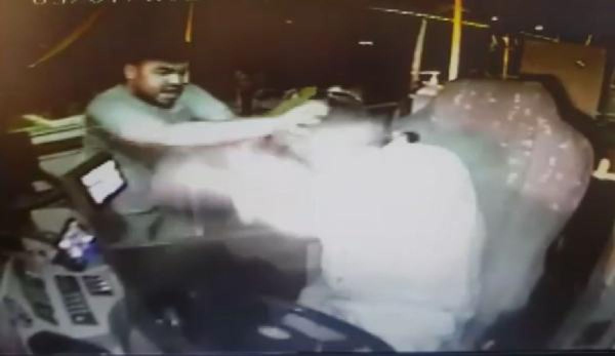 Mersin'de 2 kişi maske uyarısı yapan şoförü darbetti #4