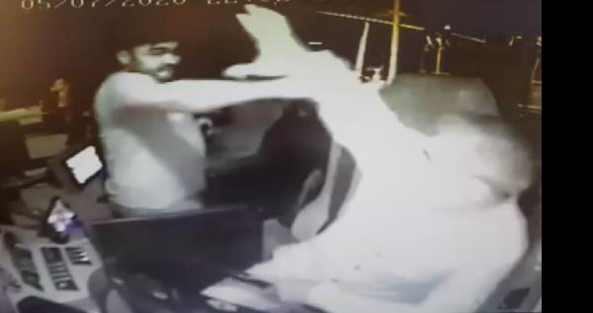 Mersin'de 2 kişi maske uyarısı yapan şoförü darbetti #2