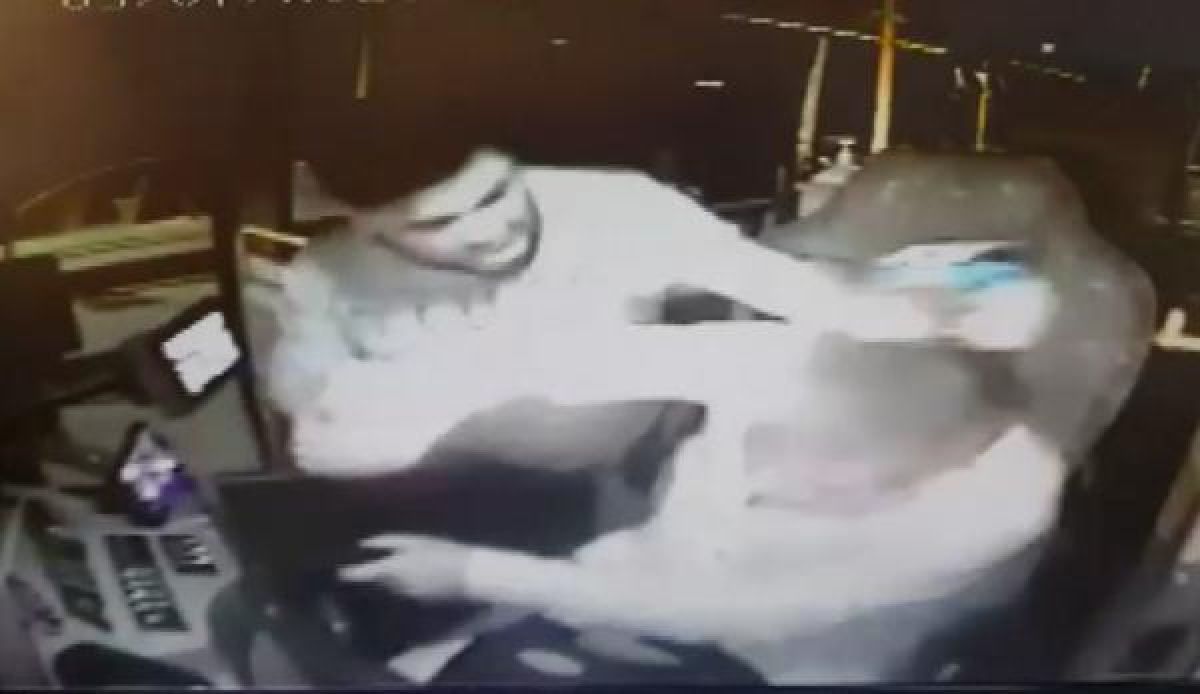 Mersin'de 2 kişi maske uyarısı yapan şoförü darbetti #3