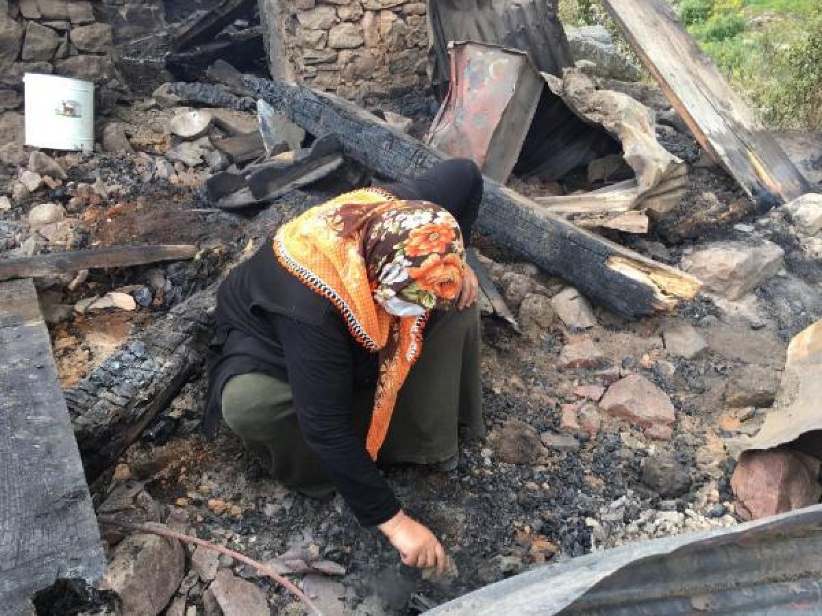 Artvin�de evi yananlar enkazdan eşyalarını arıyor