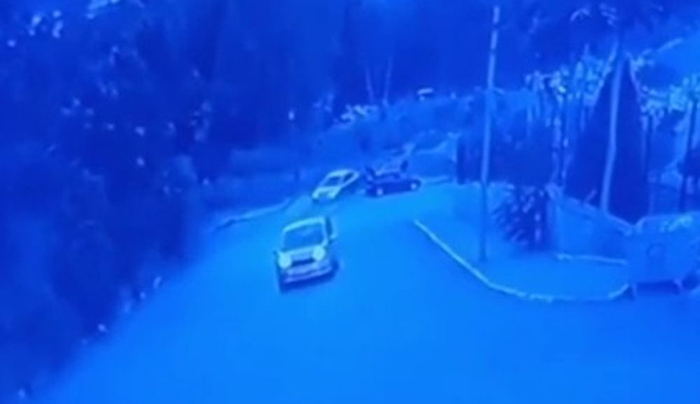 İstanbul'da geri vitese takan sürücü, toprak alana düştü #1