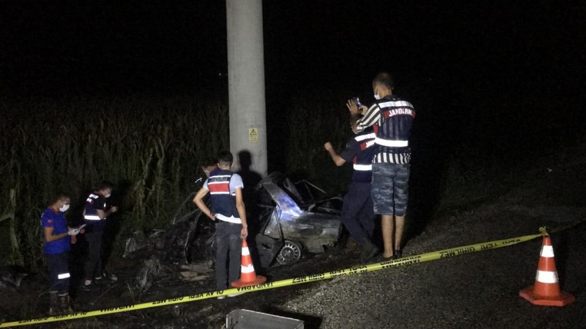 Adana da direğe çarpan aracın sürücüsü yanarak öldü #1