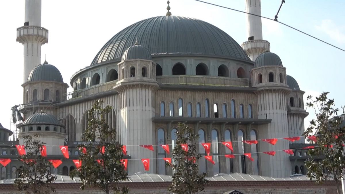 Towards the end at Taksim Mosque # 4