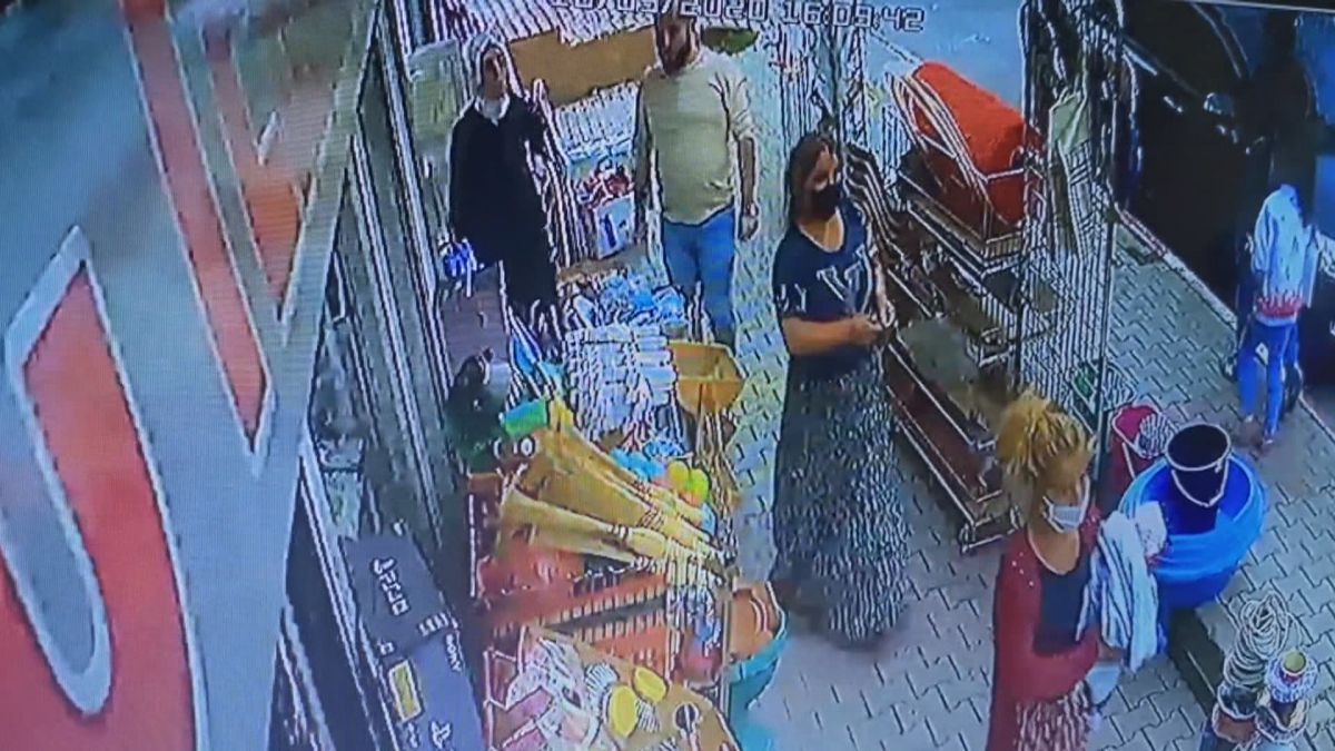 Istanbul Da Elektronik Malzemeleri Eteklerine Gizleyerek Caldilar