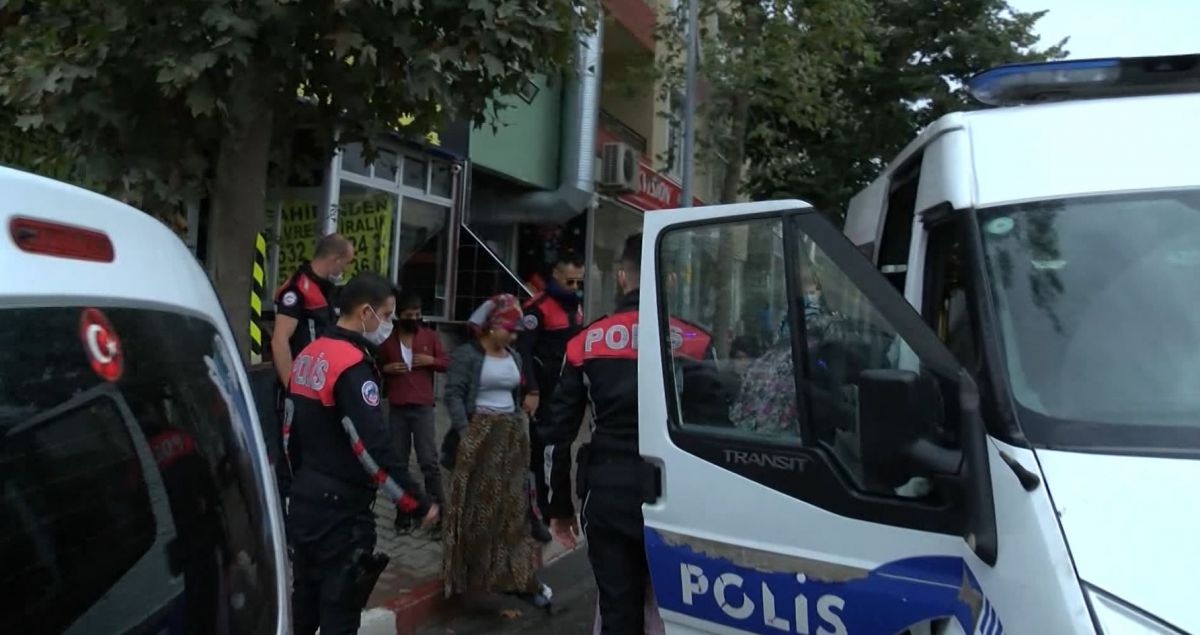 Istanbul Da Elektronik Malzemeleri Eteklerine Gizleyerek Caldilar
