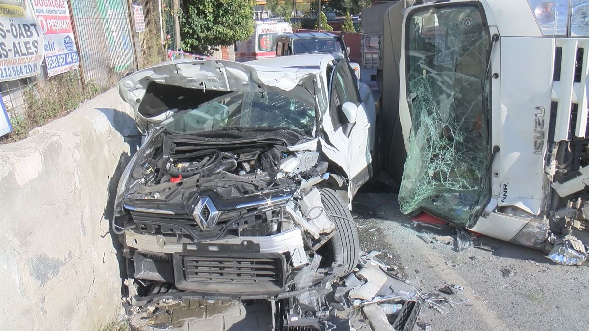 Gaziosmanpaşa, van crashes into girlfriend's car # 1