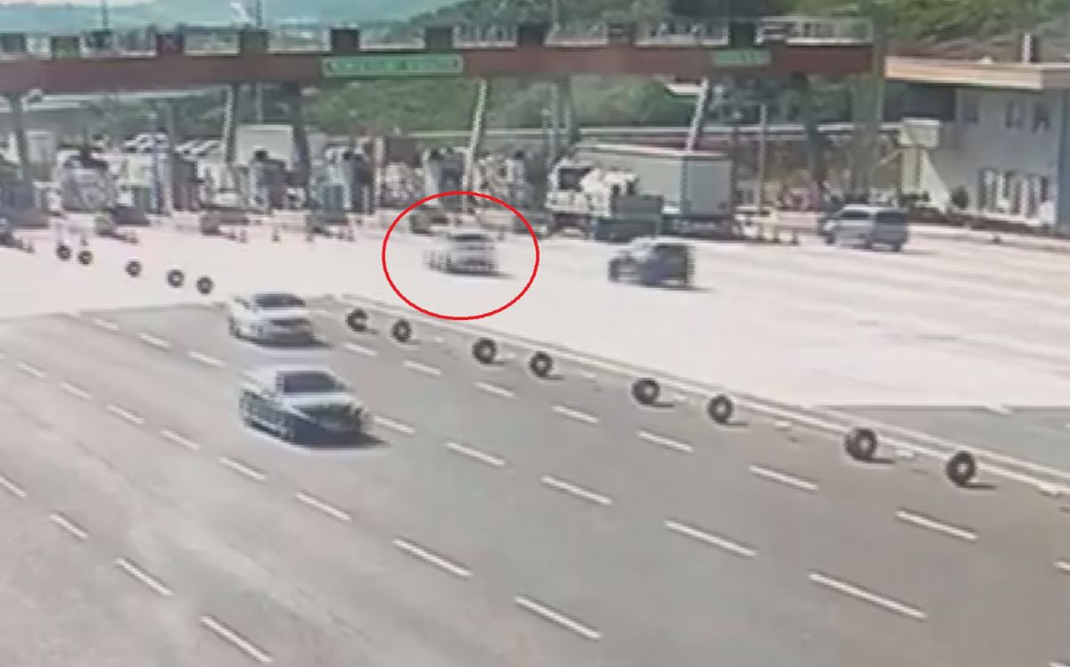 Accident no.  1 in which a luxury jeep collided with a concrete barrier at the toll booths