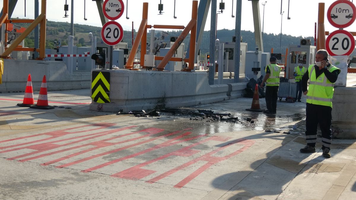 Accident where a luxury jeep collided with a concrete barrier at toll booth no.  8 freeway