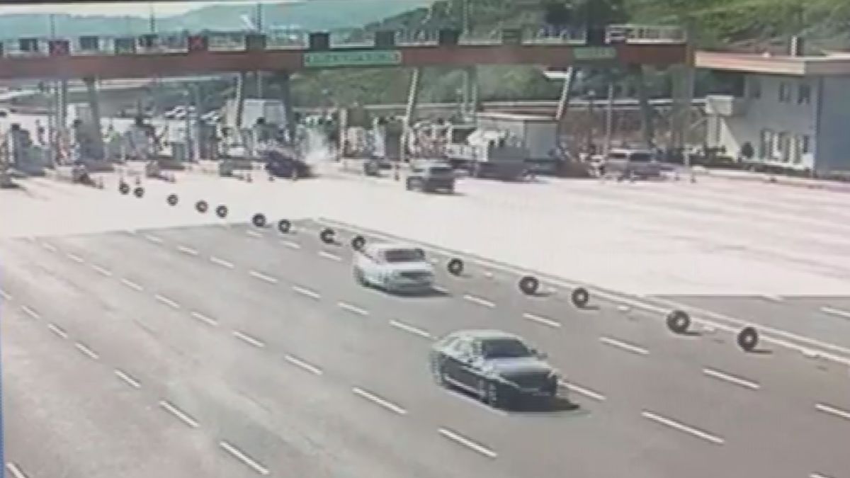 Accident where a luxury jeep collided with a concrete barrier at toll booth no.  Highway 3