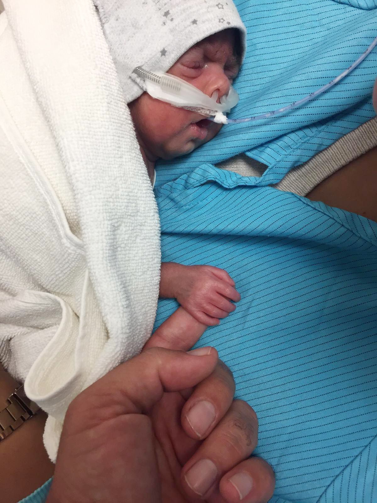 900 grams baby born in Antalya clings to life #2