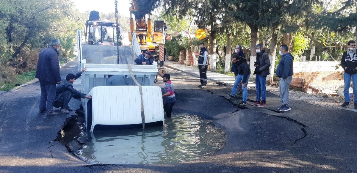 Bodrum da su borusu patladı, kamyonet içine düştü #4