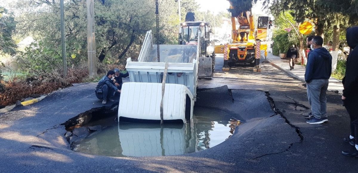 Bodrum da su borusu patladı, kamyonet içine düştü #1