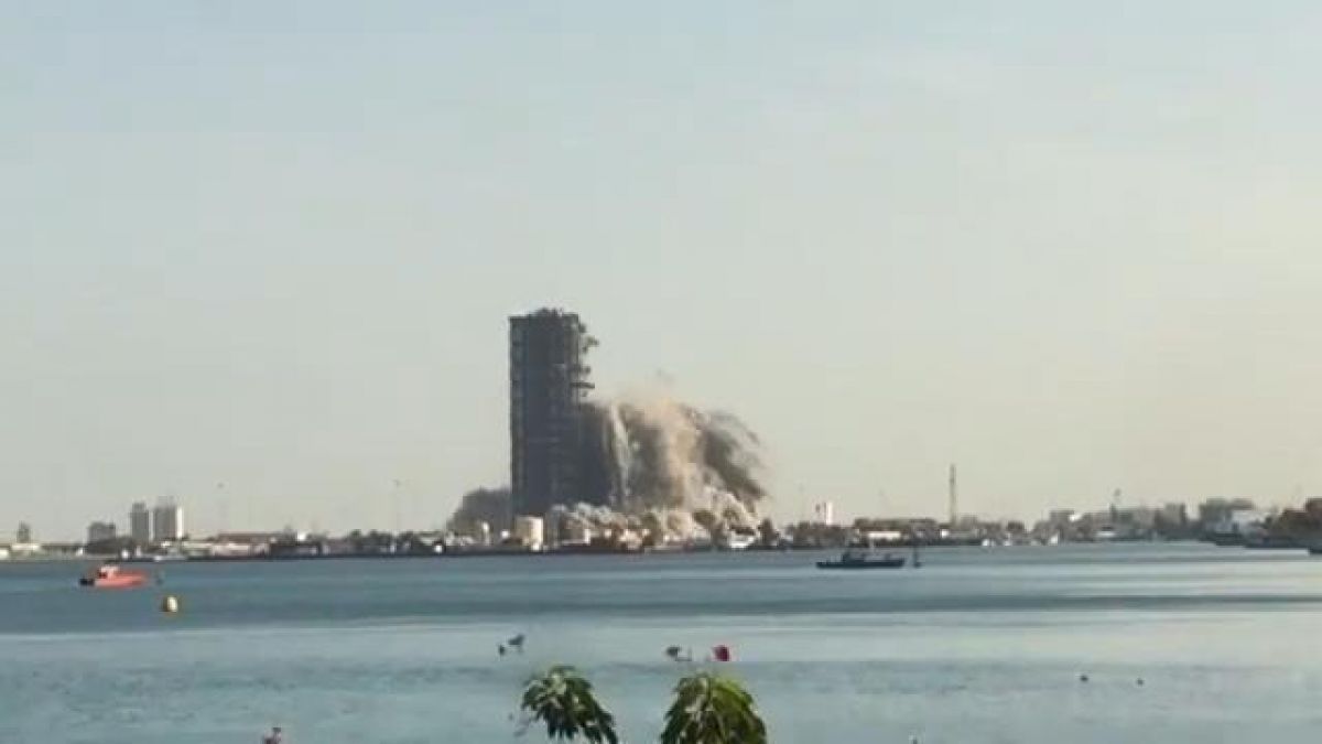 144-story skyscraper destroyed by explosives in Abu Dhabi # 2
