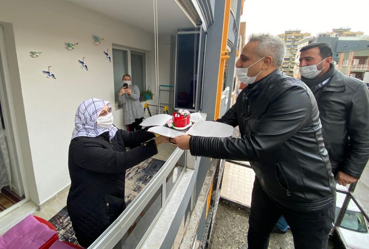 İzmir de annesinin doğum gününü, vinçle kutladı #2