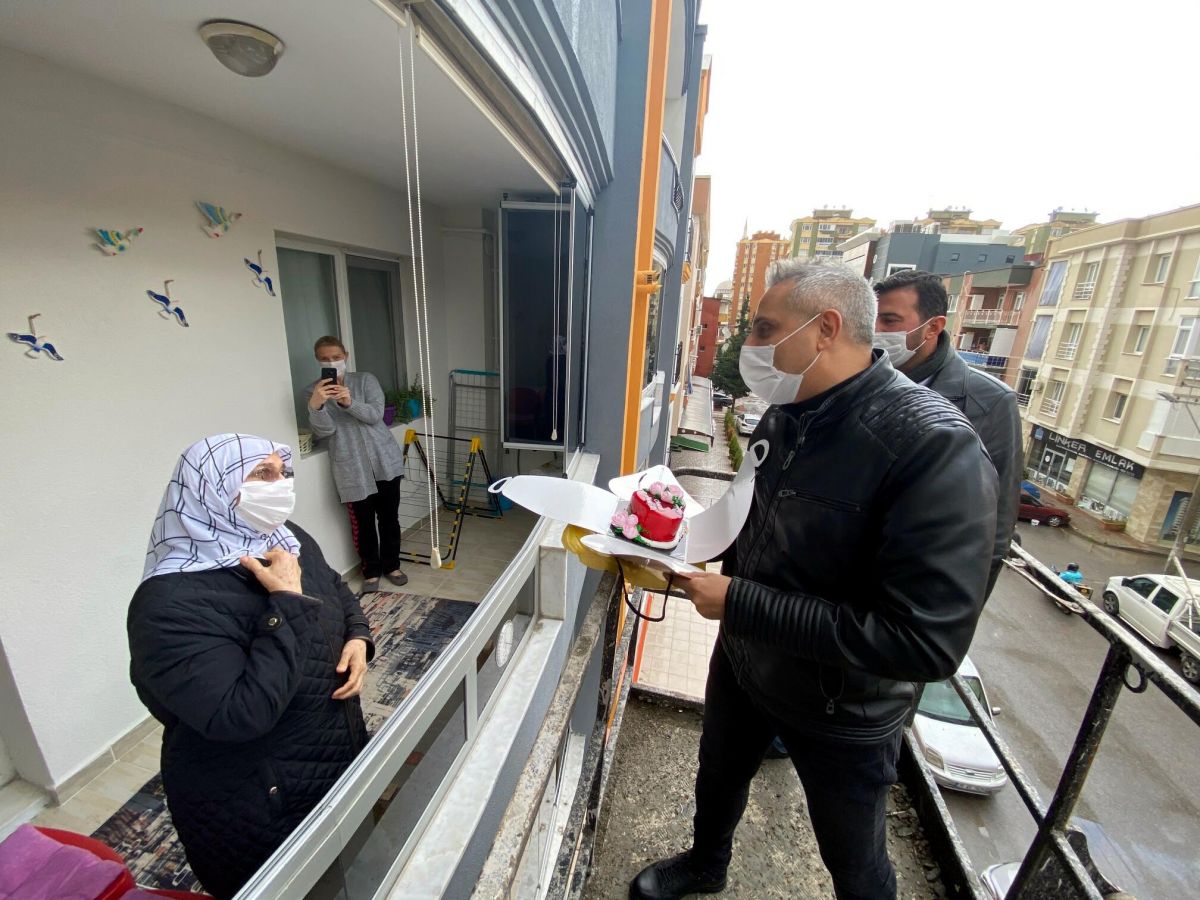 İzmir de annesinin doğum gününü, vinçle kutladı #1