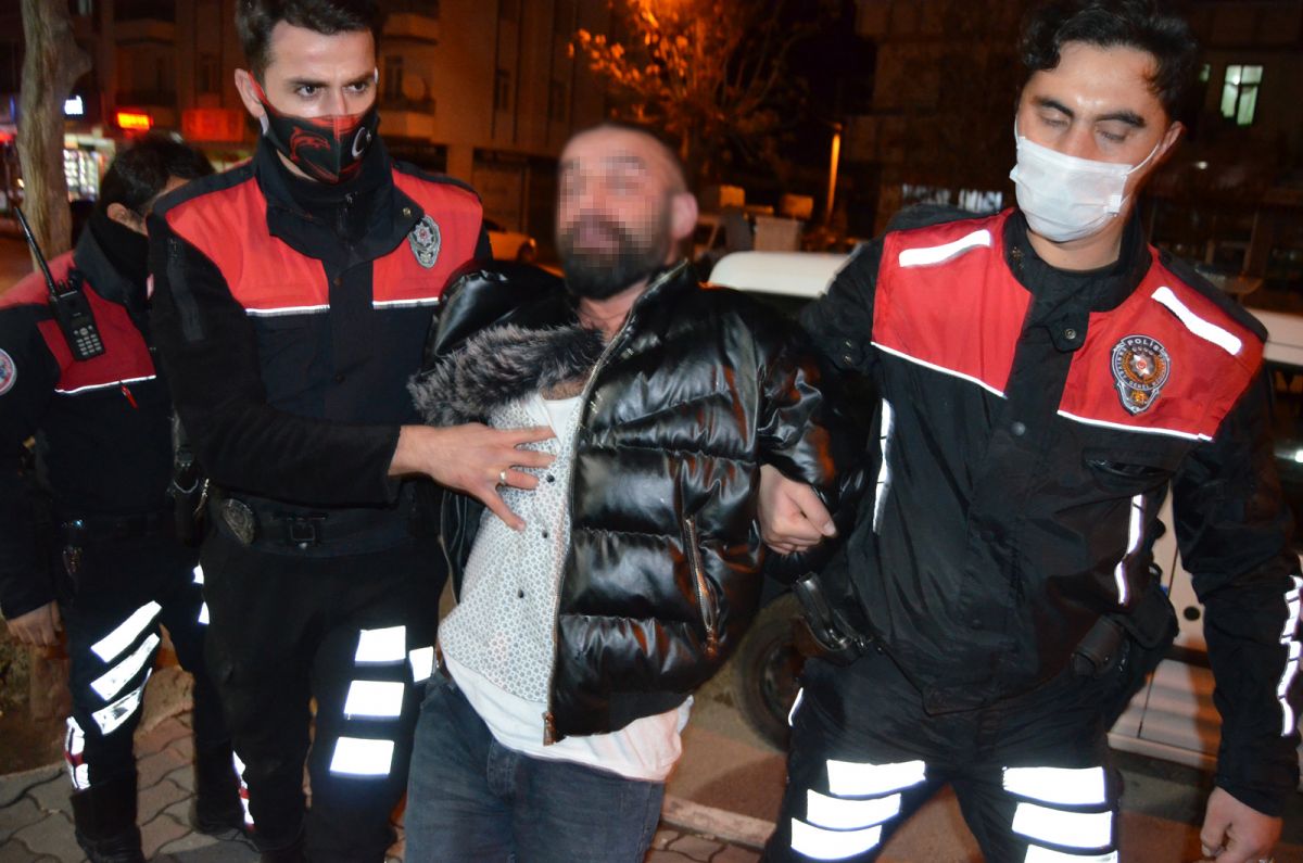 Police sprayed tear gas on the person who resisted not to wear a mask in Aksaray # 1