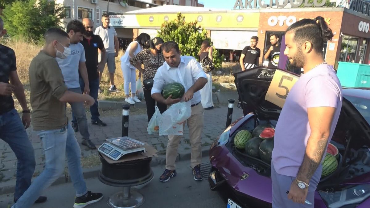 Investigation of police vehicle against Iranian who sells watermelon with luxury vehicle in Beyoğlu # 10