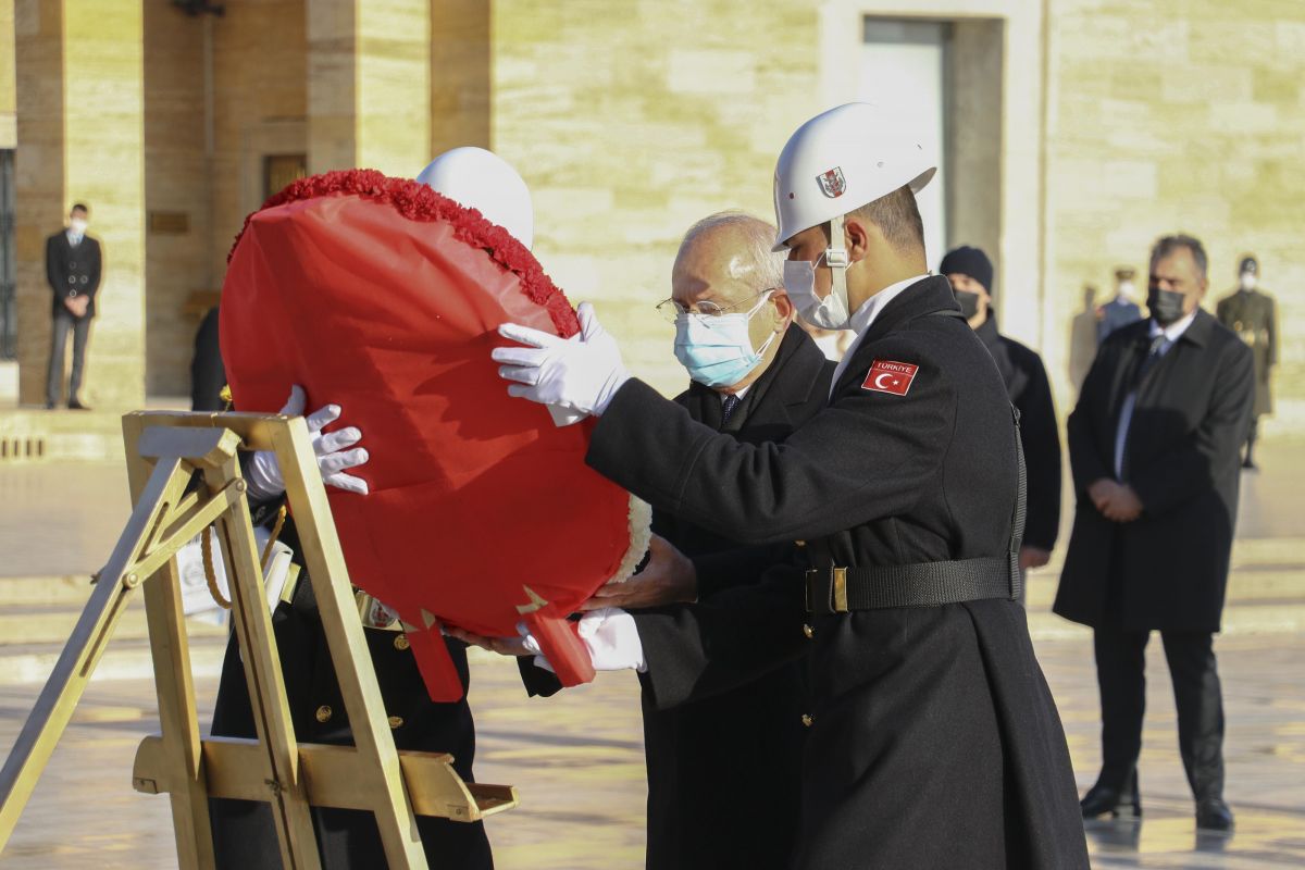 İsmet İnönü was commemorated in his grave # 2