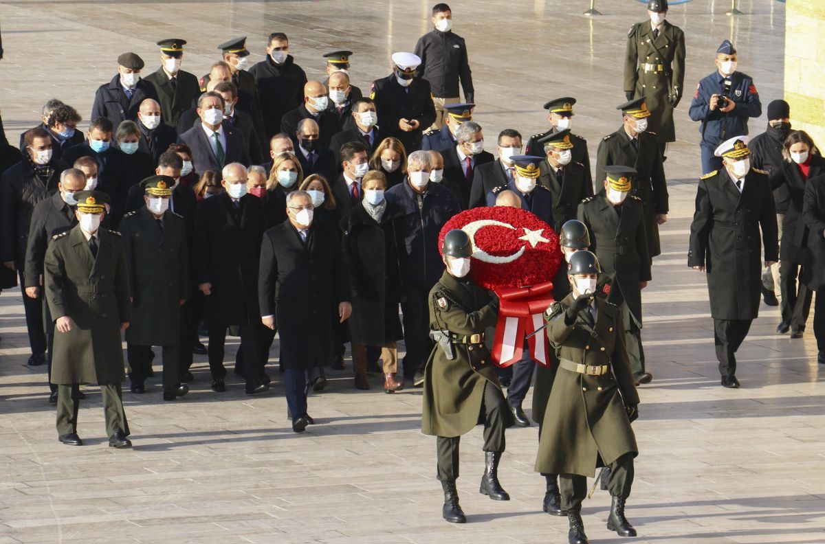 İsmet İnönü was commemorated in his grave # 4