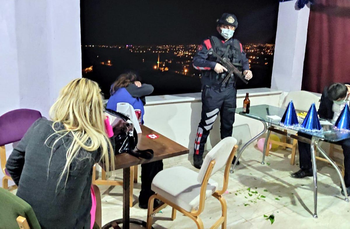 New Year's Eve entertainment with live music in a building under construction in Mersin # 1