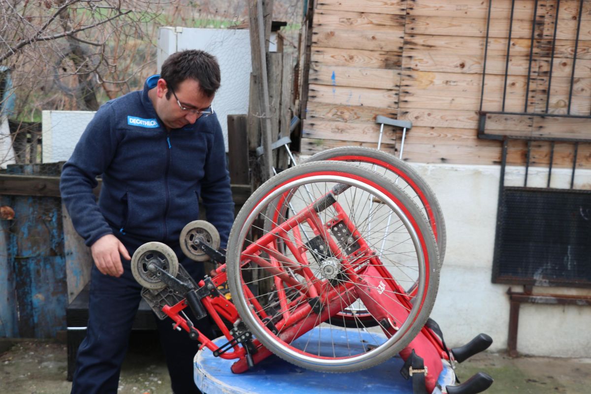 Denizlili teknisyen, tekerlekli sandalyeleri ihtiyaç