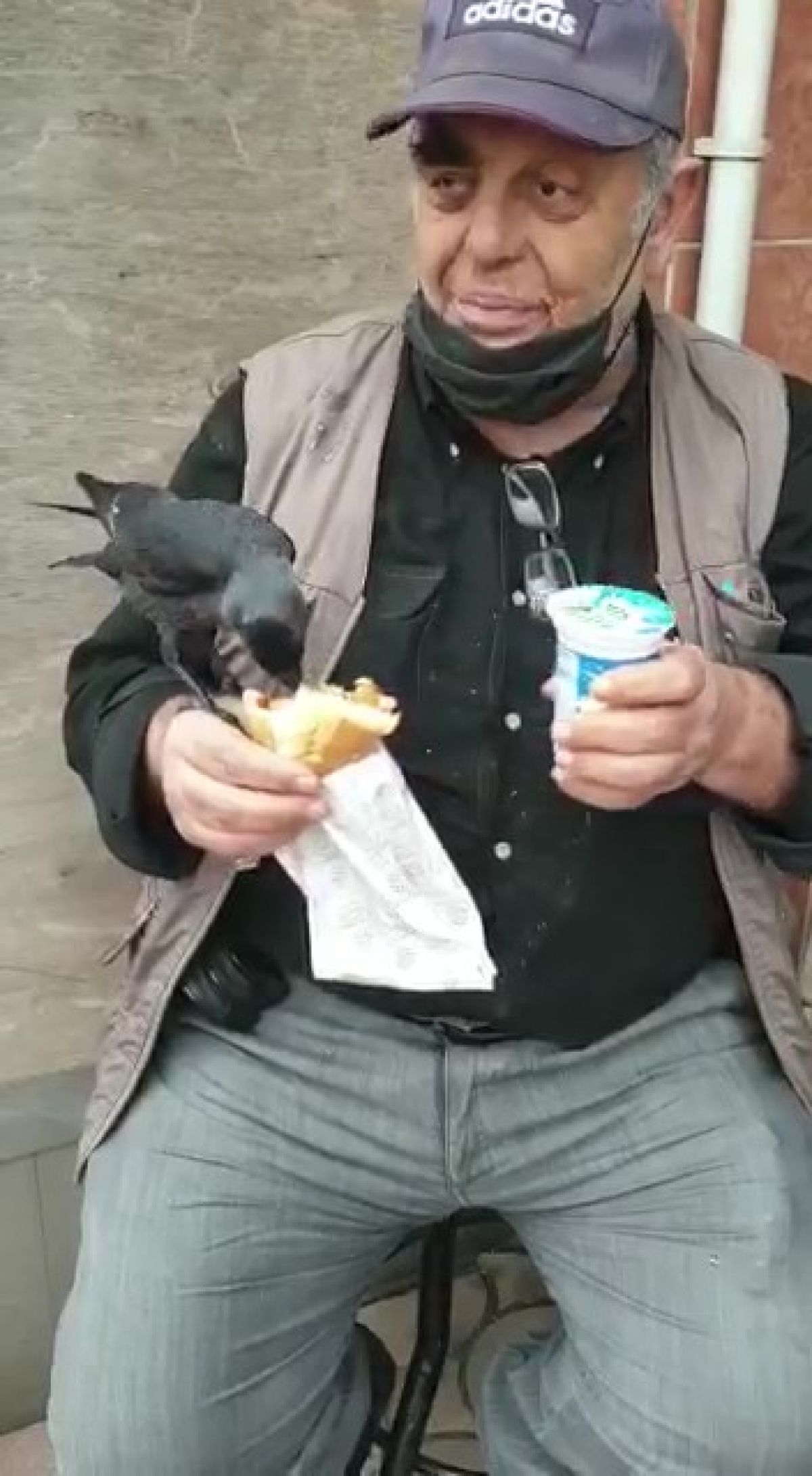Kocaeli'de karga, dükkan önündeki kişinin dönerine ortak oldu 2 d89a0ec63678e5335aff51b556cd9295