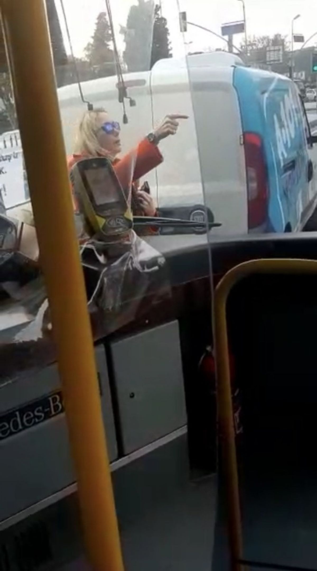 The moments when the woman attacked the bus in Beşiktaş # 5