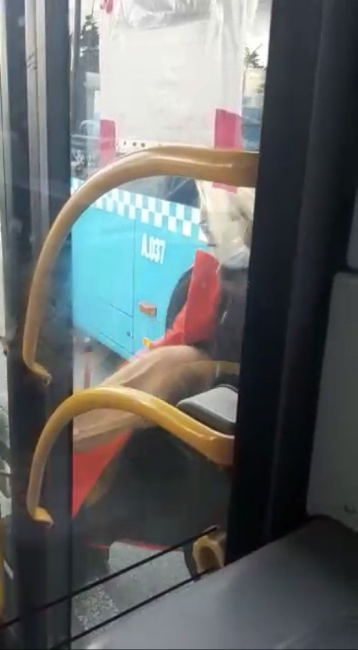 The moments when the woman attacked the bus in Beşiktaş # 3