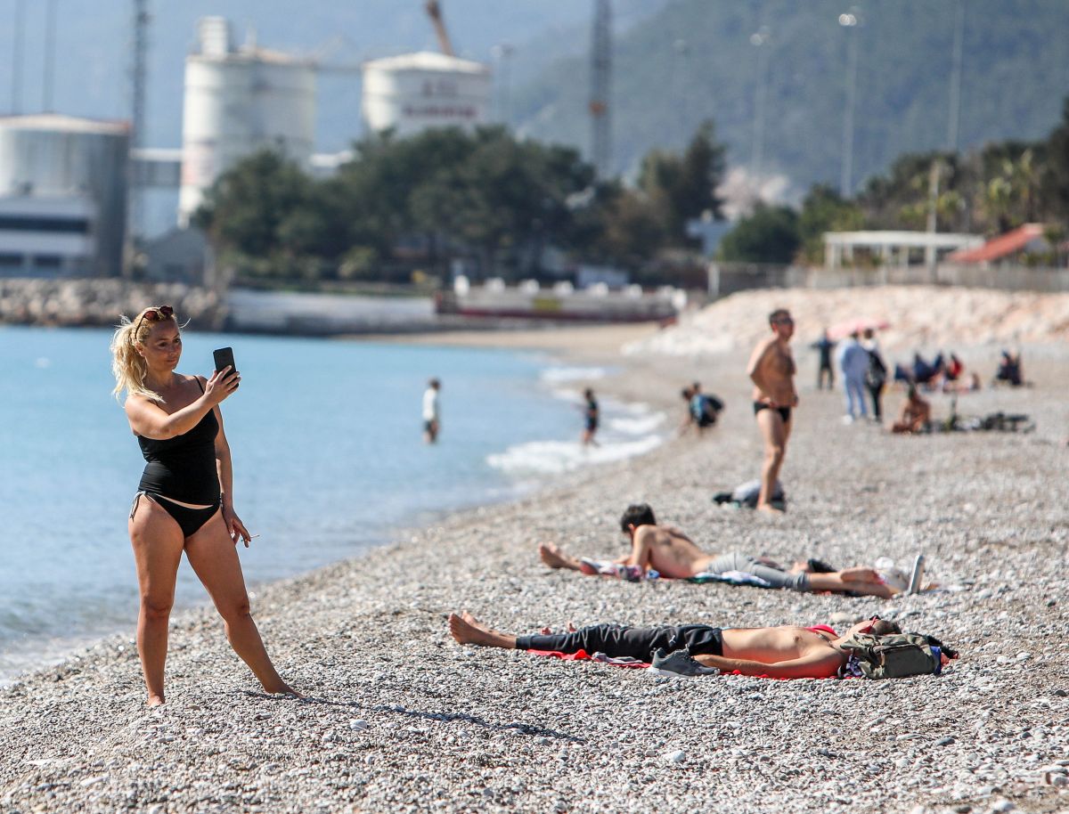 Antalyada turistler sahile indi