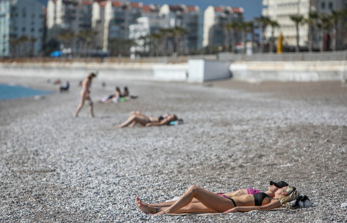 Antalyada turistler sahile indi