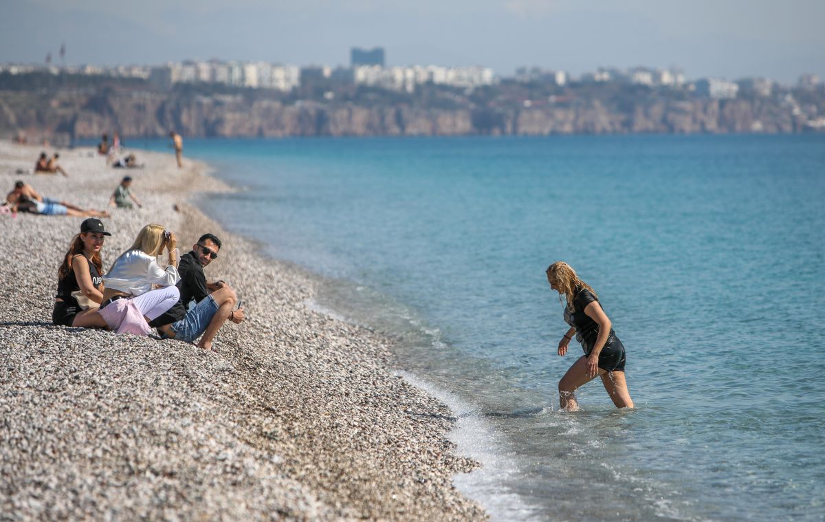 Antalyada turistler sahile indi