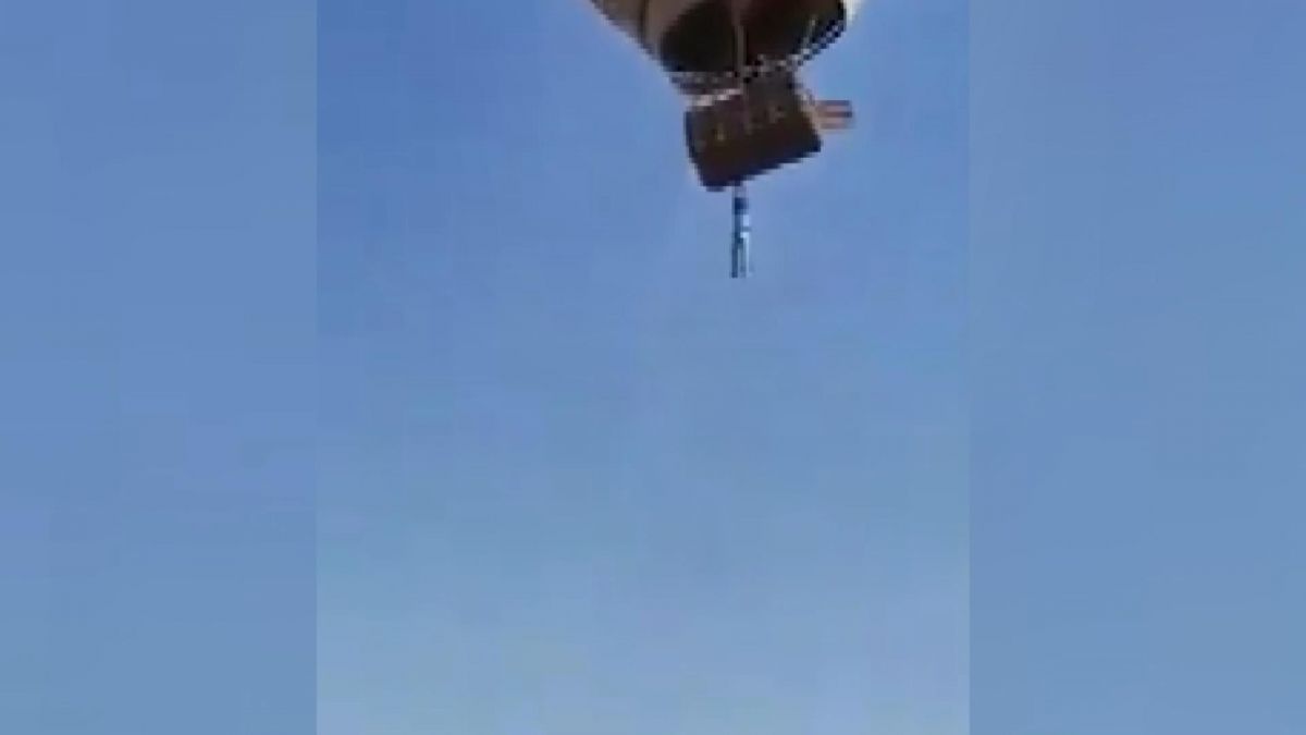 Person dangling from a hot air balloon in Mexico escaped at the last moment #3