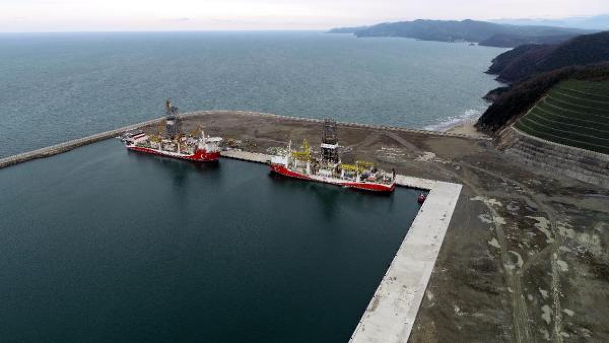 Zonguldak'ta Fatih ve Kanuni sondaj gemileri, limanda bir araya geldi