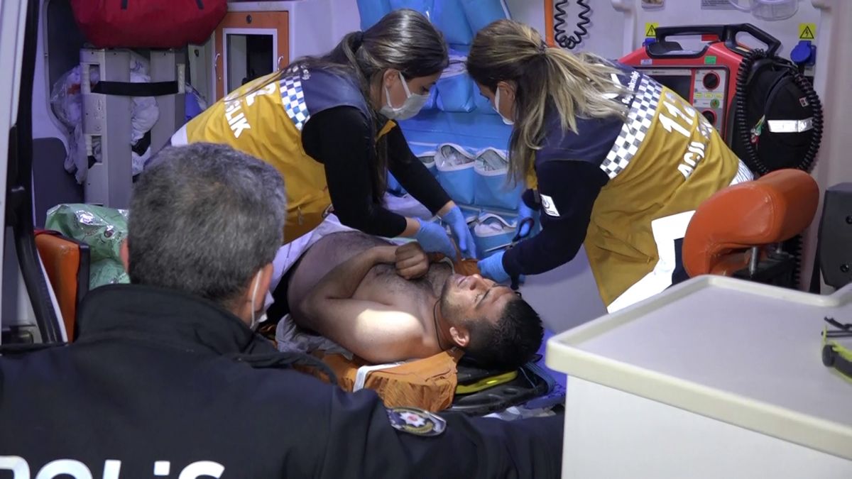 Interesting dialogue between the paramedic and the person who fell into the sea in Antalya # 5