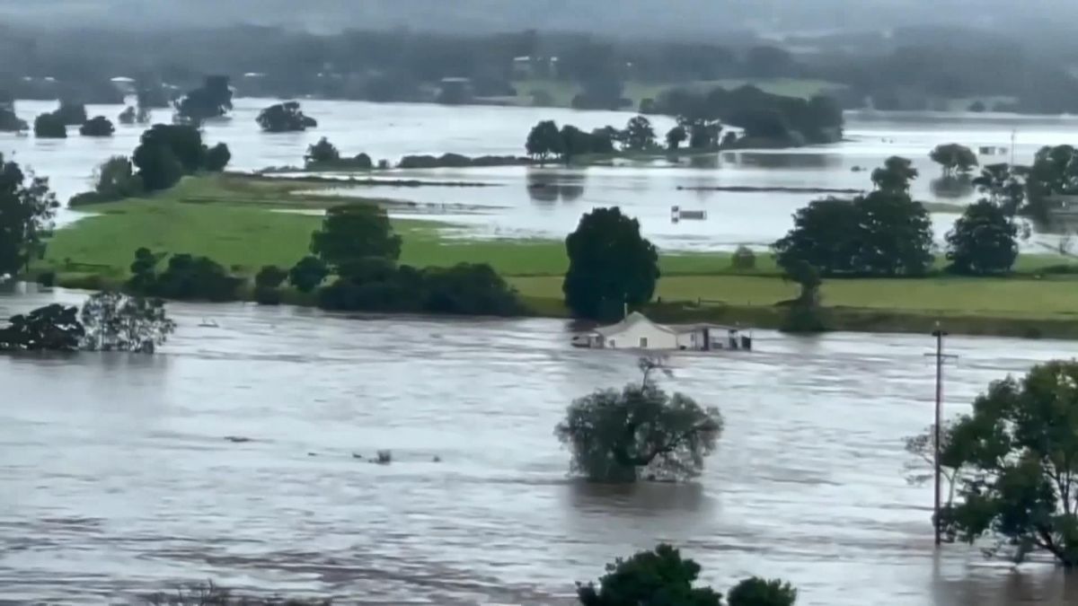Thousands of people evacuated in flood disaster in Australia #1