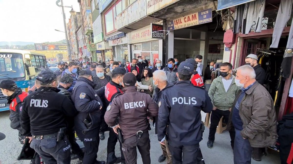 Karabük te kimliği istenen kişinin yakınları polisleri uğraştırdı #1