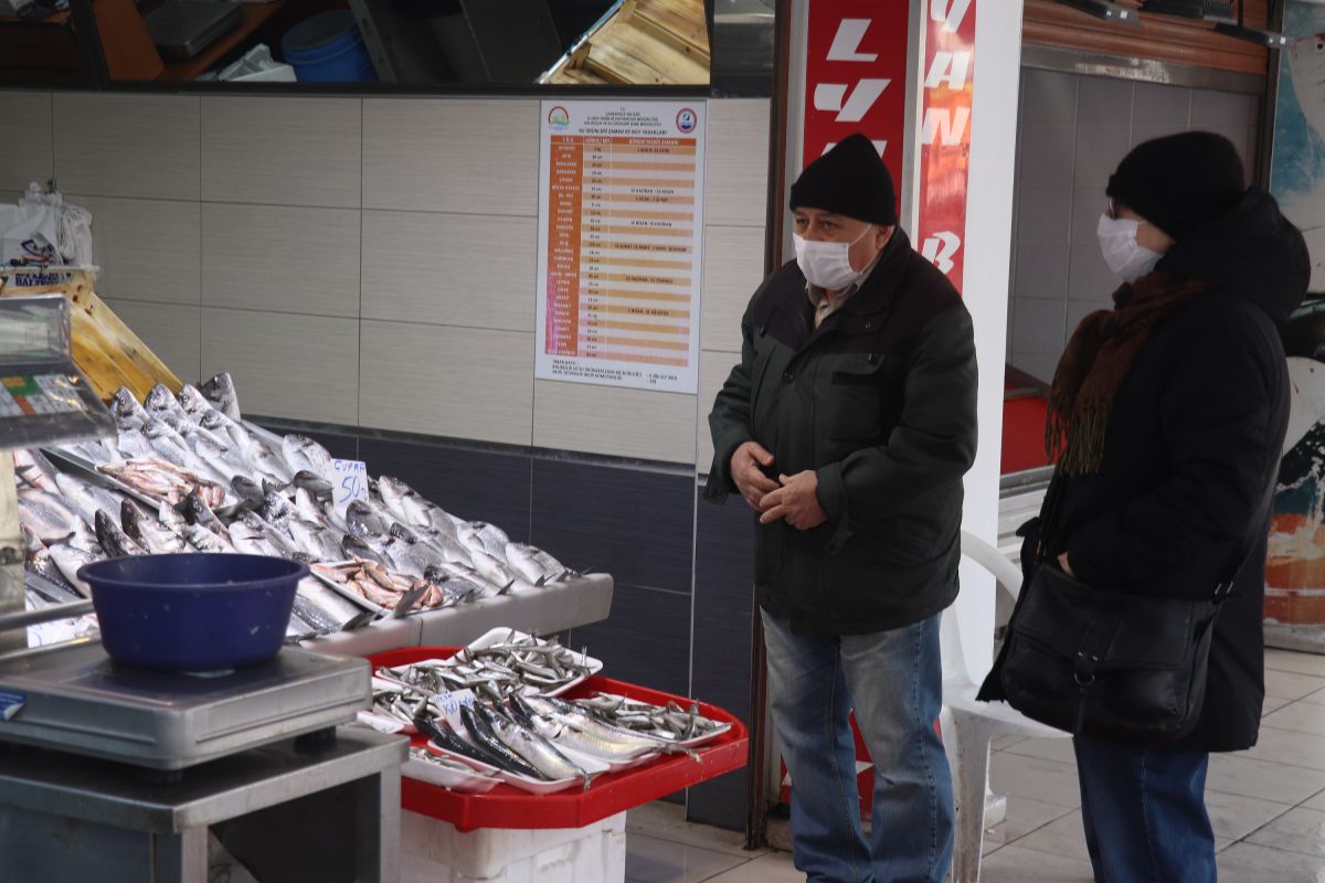 Çanakkale'deki fırtına, balık fiyatlarını yükseltti