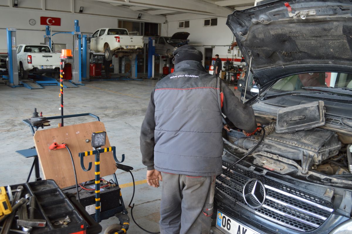 Eskişehir'deki oto tamir ustası, atık parçalarla maket tasarlıyor