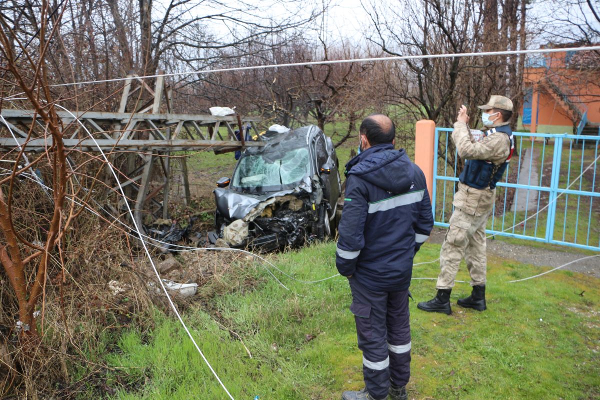 Tokat'ta cipin çarptığı elektrik direği ikiye bölündü