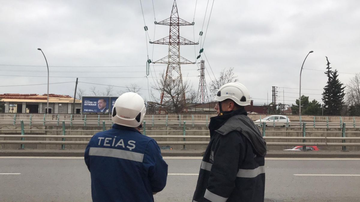 İzmit'te yüksek gerilim hattı yola düştü