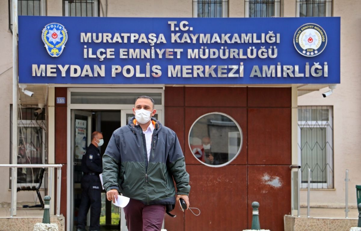 Antalya'da otobüs şoförü, sokak ortasında dayak yiyen kadını kurtardı